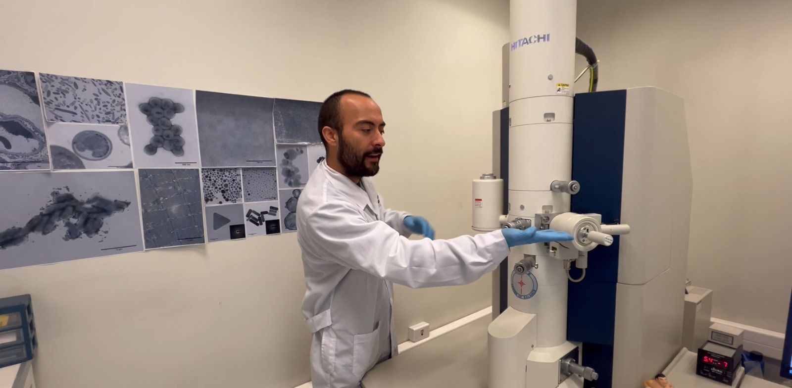 Investigador de CEDENNA operando microscopio electrónico en laboratorio