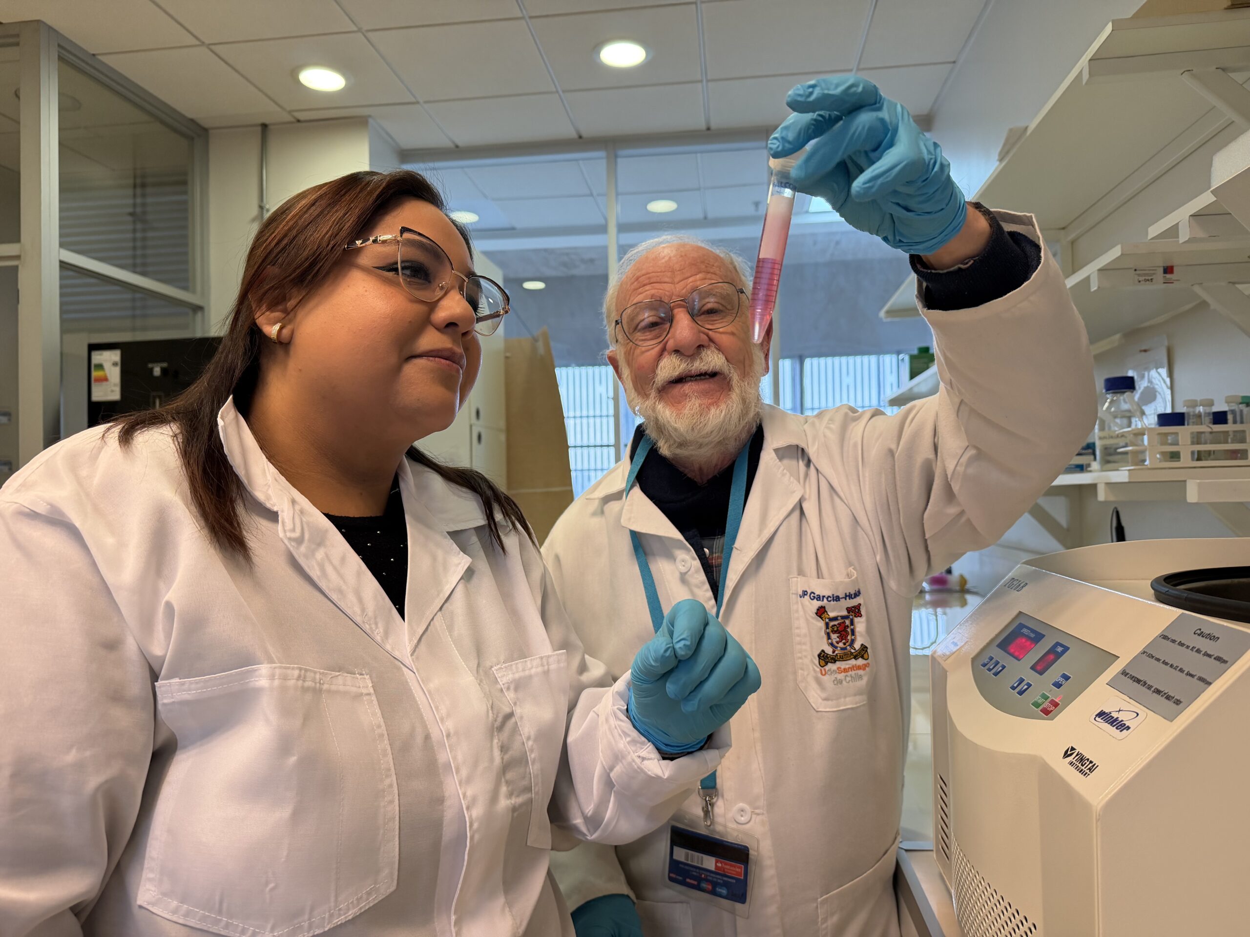 Investigadores de CEDENNA trabajando en laboratorio